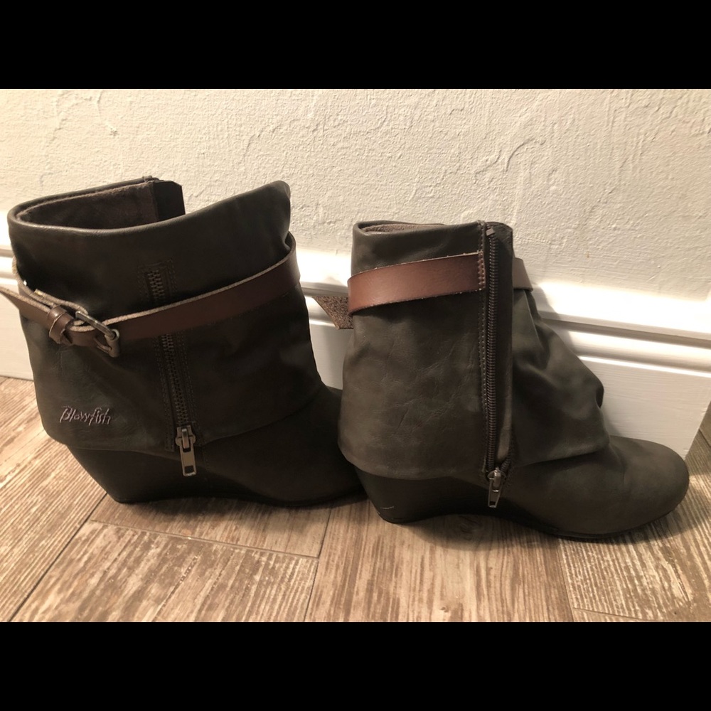 Size 8.5 grey leather blowfish wedged boots